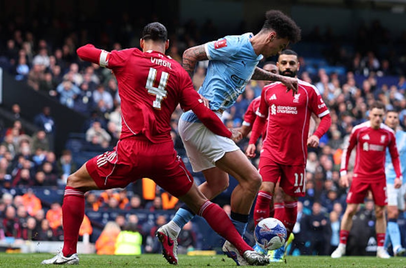 Hậu vệ trái: Nico O'Reilly (7/10). Một màn trình diễn ấn tượng của cầu thủ trẻ khi được xếp đá chính. O'Reilly là người mang về quả phạt đền mở tỉ số, đồng thời trực tiếp đóng góp một đường kiến tạo cho Haaland hoàn tất cú hat-trick, thể hiện khả năng hỗ trợ tấn công tuyệt vời.

Trung vệ: Marc Guehi (6/10). Khởi đầu có phần lúng túng với một pha phá bóng lỗi đưa bóng thẳng đến chân đối thủ. Tuy nhiên, Guehi đã nhanh chóng lấy lại sự tự tin và chơi ổn định hơn trong phần còn lại của trận đấu, ngăn chặn hiệu quả các đợt lên bóng của Liverpool.

Trung vệ: Abdukodir Khusanov (8/10). Trung vệ trẻ này tiếp tục chứng minh tại sao anh trở thành thần tượng mới tại Etihad. Khusanov sở hữu tốc độ đáng kinh ngạc trong các pha bọc lót và đã hoàn toàn khóa chặt Mohamed Salah bằng lối đá áp sát vô cùng khó chịu.

Hậu vệ phải: Matheus Nunes (6/10). Nunes chơi tròn vai ở hành lang cánh phải và là người khơi mào cho tình huống dẫn đến bàn thắng thứ hai đầy ngẫu hứng. Dù phạm lỗi dẫn đến quả phạt đền ở hiệp hai nhưng sai lầm này không làm lu mờ màn trình diễn tổng thể của anh.

Tiền vệ trung tâm: Bernardo Silva (7/10). Silva mang đến một bài giảng về khả năng điều tiết và kiểm soát không gian. Những đường chuyền của anh luôn đạt độ chính xác cao, giúp Man City làm chủ hoàn toàn khu trung tuyến dù anh phải nhận một thẻ vàng vì lỗi phản ứng.

Tiền vệ trung tâm: Rodri (6/10). Đây không phải là ngày thi đấu tốt nhất của tiền vệ người Tây Ban Nha. Rodri có nhiều pha xử lý hỏng và suýt chút nữa đã tạo cơ hội cho đối thủ ghi bàn. Anh phải nhận thẻ vàng và bị thay ra sớm sau một màn trình diễn dưới sức.

Tiền đạo cánh trái: Jeremy Doku (6/10). Doku là mắt xích mờ nhạt nhất trên hàng công bùng nổ của Man City. Các pha đi bóng sở trường của anh thường xuyên bị bắt bài và hầu hết những đợt tấn công nguy hiểm nhất của đội chủ nhà đều diễn ra ở cánh đối diện.

Tiền vệ tấn công: Rayan Cherki (8/10). Cherki thể hiện sự lắt léo và nhãn quan chiến thuật sắc sảo. Anh là người kiến tạo cho đồng đội ghi bàn và luôn khiến hàng thủ Liverpool phải đặt trong tình trạng báo động đỏ với những pha đột phá mang đậm tính đột biến.

Tiền đạo cánh phải: Antoine Semenyo (8/10). Một trận đấu chói sáng của Semenyo với một bàn thắng tinh tế và một đường kiến tạo dọn cỗ cho Haaland. Anh cho thấy sự hòa nhập tuyệt vời và sự tự tin cao độ trong sơ đồ chiến thuật của Pep Guardiola.

Tiền đạo cắm: Erling Haaland (9/10). Ngôi sao sáng nhất trận đấu với cú hat-trick đẳng cấp. Từ quả penalty quyết đoán đến những pha chọn vị trí thông minh, Haaland đơn giản là không thể ngăn cản, khẳng định vị thế tiền đạo hàng đầu thế giới hiện nay.