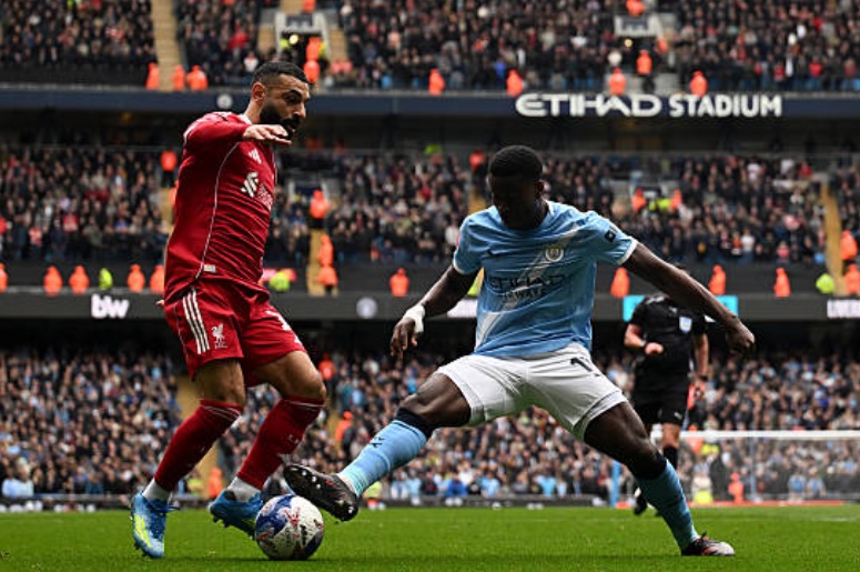 Trung vệ: Marc Guehi (6/10). Khởi đầu có phần lúng túng với một pha phá bóng lỗi đưa bóng thẳng đến chân đối thủ. Tuy nhiên, Guehi đã nhanh chóng lấy lại sự tự tin và chơi ổn định hơn trong phần còn lại của trận đấu, ngăn chặn hiệu quả các đợt lên bóng của Liverpool.

Trung vệ: Abdukodir Khusanov (8/10). Trung vệ trẻ này tiếp tục chứng minh tại sao anh trở thành thần tượng mới tại Etihad. Khusanov sở hữu tốc độ đáng kinh ngạc trong các pha bọc lót và đã hoàn toàn khóa chặt Mohamed Salah bằng lối đá áp sát vô cùng khó chịu.

Hậu vệ phải: Matheus Nunes (6/10). Nunes chơi tròn vai ở hành lang cánh phải và là người khơi mào cho tình huống dẫn đến bàn thắng thứ hai đầy ngẫu hứng. Dù phạm lỗi dẫn đến quả phạt đền ở hiệp hai nhưng sai lầm này không làm lu mờ màn trình diễn tổng thể của anh.

Tiền vệ trung tâm: Bernardo Silva (7/10). Silva mang đến một bài giảng về khả năng điều tiết và kiểm soát không gian. Những đường chuyền của anh luôn đạt độ chính xác cao, giúp Man City làm chủ hoàn toàn khu trung tuyến dù anh phải nhận một thẻ vàng vì lỗi phản ứng.

Tiền vệ trung tâm: Rodri (6/10). Đây không phải là ngày thi đấu tốt nhất của tiền vệ người Tây Ban Nha. Rodri có nhiều pha xử lý hỏng và suýt chút nữa đã tạo cơ hội cho đối thủ ghi bàn. Anh phải nhận thẻ vàng và bị thay ra sớm sau một màn trình diễn dưới sức.

Tiền đạo cánh trái: Jeremy Doku (6/10). Doku là mắt xích mờ nhạt nhất trên hàng công bùng nổ của Man City. Các pha đi bóng sở trường của anh thường xuyên bị bắt bài và hầu hết những đợt tấn công nguy hiểm nhất của đội chủ nhà đều diễn ra ở cánh đối diện.

Tiền vệ tấn công: Rayan Cherki (8/10). Cherki thể hiện sự lắt léo và nhãn quan chiến thuật sắc sảo. Anh là người kiến tạo cho đồng đội ghi bàn và luôn khiến hàng thủ Liverpool phải đặt trong tình trạng báo động đỏ với những pha đột phá mang đậm tính đột biến.

Tiền đạo cánh phải: Antoine Semenyo (8/10). Một trận đấu chói sáng của Semenyo với một bàn thắng tinh tế và một đường kiến tạo dọn cỗ cho Haaland. Anh cho thấy sự hòa nhập tuyệt vời và sự tự tin cao độ trong sơ đồ chiến thuật của Pep Guardiola.

Tiền đạo cắm: Erling Haaland (9/10). Ngôi sao sáng nhất trận đấu với cú hat-trick đẳng cấp. Từ quả penalty quyết đoán đến những pha chọn vị trí thông minh, Haaland đơn giản là không thể ngăn cản, khẳng định vị thế tiền đạo hàng đầu thế giới hiện nay.