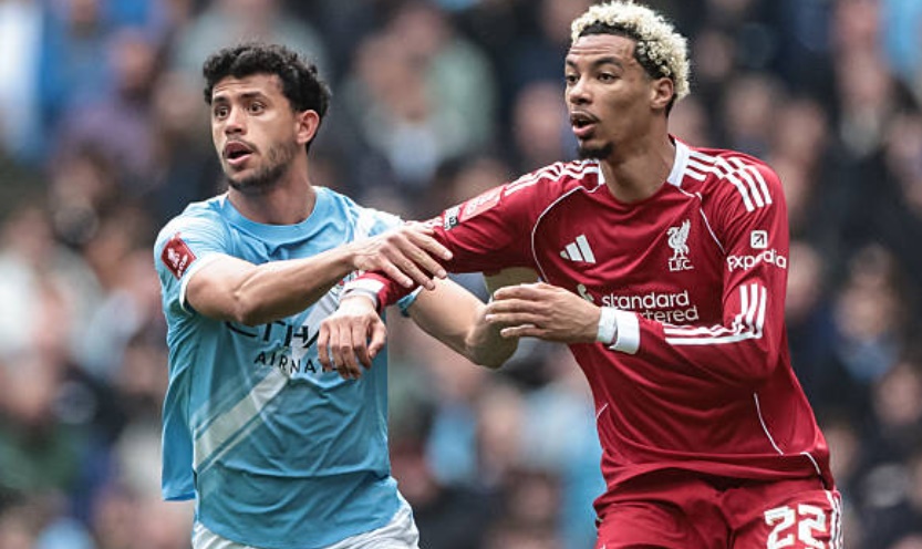 Hậu vệ phải: Matheus Nunes (6/10). Nunes chơi tròn vai ở hành lang cánh phải và là người khơi mào cho tình huống dẫn đến bàn thắng thứ hai đầy ngẫu hứng. Dù phạm lỗi dẫn đến quả phạt đền ở hiệp hai nhưng sai lầm này không làm lu mờ màn trình diễn tổng thể của anh.

Tiền vệ trung tâm: Bernardo Silva (7/10). Silva mang đến một bài giảng về khả năng điều tiết và kiểm soát không gian. Những đường chuyền của anh luôn đạt độ chính xác cao, giúp Man City làm chủ hoàn toàn khu trung tuyến dù anh phải nhận một thẻ vàng vì lỗi phản ứng.

Tiền vệ trung tâm: Rodri (6/10). Đây không phải là ngày thi đấu tốt nhất của tiền vệ người Tây Ban Nha. Rodri có nhiều pha xử lý hỏng và suýt chút nữa đã tạo cơ hội cho đối thủ ghi bàn. Anh phải nhận thẻ vàng và bị thay ra sớm sau một màn trình diễn dưới sức.

Tiền đạo cánh trái: Jeremy Doku (6/10). Doku là mắt xích mờ nhạt nhất trên hàng công bùng nổ của Man City. Các pha đi bóng sở trường của anh thường xuyên bị bắt bài và hầu hết những đợt tấn công nguy hiểm nhất của đội chủ nhà đều diễn ra ở cánh đối diện.

Tiền vệ tấn công: Rayan Cherki (8/10). Cherki thể hiện sự lắt léo và nhãn quan chiến thuật sắc sảo. Anh là người kiến tạo cho đồng đội ghi bàn và luôn khiến hàng thủ Liverpool phải đặt trong tình trạng báo động đỏ với những pha đột phá mang đậm tính đột biến.

Tiền đạo cánh phải: Antoine Semenyo (8/10). Một trận đấu chói sáng của Semenyo với một bàn thắng tinh tế và một đường kiến tạo dọn cỗ cho Haaland. Anh cho thấy sự hòa nhập tuyệt vời và sự tự tin cao độ trong sơ đồ chiến thuật của Pep Guardiola.

Tiền đạo cắm: Erling Haaland (9/10). Ngôi sao sáng nhất trận đấu với cú hat-trick đẳng cấp. Từ quả penalty quyết đoán đến những pha chọn vị trí thông minh, Haaland đơn giản là không thể ngăn cản, khẳng định vị thế tiền đạo hàng đầu thế giới hiện nay.