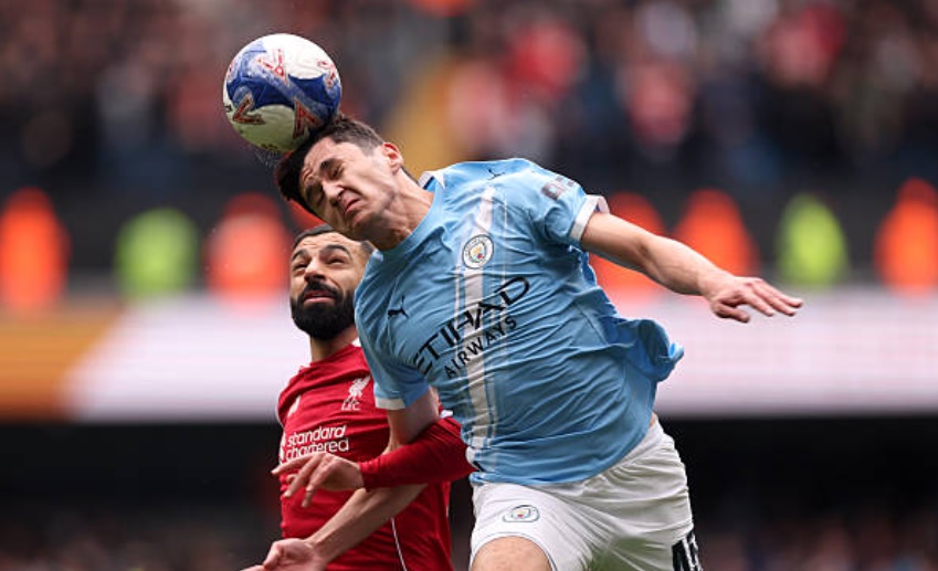 Trung vệ: Abdukodir Khusanov (8/10). Trung vệ trẻ này tiếp tục chứng minh tại sao anh trở thành thần tượng mới tại Etihad. Khusanov sở hữu tốc độ đáng kinh ngạc trong các pha bọc lót và đã hoàn toàn khóa chặt Mohamed Salah bằng lối đá áp sát vô cùng khó chịu.

Hậu vệ phải: Matheus Nunes (6/10). Nunes chơi tròn vai ở hành lang cánh phải và là người khơi mào cho tình huống dẫn đến bàn thắng thứ hai đầy ngẫu hứng. Dù phạm lỗi dẫn đến quả phạt đền ở hiệp hai nhưng sai lầm này không làm lu mờ màn trình diễn tổng thể của anh.

Tiền vệ trung tâm: Bernardo Silva (7/10). Silva mang đến một bài giảng về khả năng điều tiết và kiểm soát không gian. Những đường chuyền của anh luôn đạt độ chính xác cao, giúp Man City làm chủ hoàn toàn khu trung tuyến dù anh phải nhận một thẻ vàng vì lỗi phản ứng.

Tiền vệ trung tâm: Rodri (6/10). Đây không phải là ngày thi đấu tốt nhất của tiền vệ người Tây Ban Nha. Rodri có nhiều pha xử lý hỏng và suýt chút nữa đã tạo cơ hội cho đối thủ ghi bàn. Anh phải nhận thẻ vàng và bị thay ra sớm sau một màn trình diễn dưới sức.

Tiền đạo cánh trái: Jeremy Doku (6/10). Doku là mắt xích mờ nhạt nhất trên hàng công bùng nổ của Man City. Các pha đi bóng sở trường của anh thường xuyên bị bắt bài và hầu hết những đợt tấn công nguy hiểm nhất của đội chủ nhà đều diễn ra ở cánh đối diện.

Tiền vệ tấn công: Rayan Cherki (8/10). Cherki thể hiện sự lắt léo và nhãn quan chiến thuật sắc sảo. Anh là người kiến tạo cho đồng đội ghi bàn và luôn khiến hàng thủ Liverpool phải đặt trong tình trạng báo động đỏ với những pha đột phá mang đậm tính đột biến.

Tiền đạo cánh phải: Antoine Semenyo (8/10). Một trận đấu chói sáng của Semenyo với một bàn thắng tinh tế và một đường kiến tạo dọn cỗ cho Haaland. Anh cho thấy sự hòa nhập tuyệt vời và sự tự tin cao độ trong sơ đồ chiến thuật của Pep Guardiola.

Tiền đạo cắm: Erling Haaland (9/10). Ngôi sao sáng nhất trận đấu với cú hat-trick đẳng cấp. Từ quả penalty quyết đoán đến những pha chọn vị trí thông minh, Haaland đơn giản là không thể ngăn cản, khẳng định vị thế tiền đạo hàng đầu thế giới hiện nay.