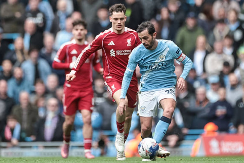 Tiền vệ trung tâm: Bernardo Silva (7/10). Silva mang đến một bài giảng về khả năng điều tiết và kiểm soát không gian. Những đường chuyền của anh luôn đạt độ chính xác cao, giúp Man City làm chủ hoàn toàn khu trung tuyến dù anh phải nhận một thẻ vàng vì lỗi phản ứng.

Tiền vệ trung tâm: Rodri (6/10). Đây không phải là ngày thi đấu tốt nhất của tiền vệ người Tây Ban Nha. Rodri có nhiều pha xử lý hỏng và suýt chút nữa đã tạo cơ hội cho đối thủ ghi bàn. Anh phải nhận thẻ vàng và bị thay ra sớm sau một màn trình diễn dưới sức.

Tiền đạo cánh trái: Jeremy Doku (6/10). Doku là mắt xích mờ nhạt nhất trên hàng công bùng nổ của Man City. Các pha đi bóng sở trường của anh thường xuyên bị bắt bài và hầu hết những đợt tấn công nguy hiểm nhất của đội chủ nhà đều diễn ra ở cánh đối diện.

Tiền vệ tấn công: Rayan Cherki (8/10). Cherki thể hiện sự lắt léo và nhãn quan chiến thuật sắc sảo. Anh là người kiến tạo cho đồng đội ghi bàn và luôn khiến hàng thủ Liverpool phải đặt trong tình trạng báo động đỏ với những pha đột phá mang đậm tính đột biến.

Tiền đạo cánh phải: Antoine Semenyo (8/10). Một trận đấu chói sáng của Semenyo với một bàn thắng tinh tế và một đường kiến tạo dọn cỗ cho Haaland. Anh cho thấy sự hòa nhập tuyệt vời và sự tự tin cao độ trong sơ đồ chiến thuật của Pep Guardiola.

Tiền đạo cắm: Erling Haaland (9/10). Ngôi sao sáng nhất trận đấu với cú hat-trick đẳng cấp. Từ quả penalty quyết đoán đến những pha chọn vị trí thông minh, Haaland đơn giản là không thể ngăn cản, khẳng định vị thế tiền đạo hàng đầu thế giới hiện nay.