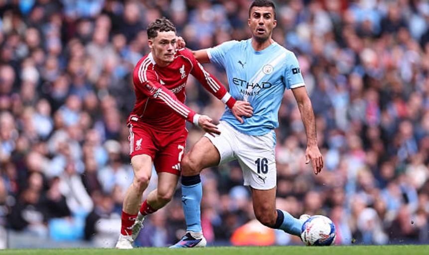 Tiền vệ trung tâm: Rodri (6/10). Đây không phải là ngày thi đấu tốt nhất của tiền vệ người Tây Ban Nha. Rodri có nhiều pha xử lý hỏng và suýt chút nữa đã tạo cơ hội cho đối thủ ghi bàn. Anh phải nhận thẻ vàng và bị thay ra sớm sau một màn trình diễn dưới sức.

Tiền đạo cánh trái: Jeremy Doku (6/10). Doku là mắt xích mờ nhạt nhất trên hàng công bùng nổ của Man City. Các pha đi bóng sở trường của anh thường xuyên bị bắt bài và hầu hết những đợt tấn công nguy hiểm nhất của đội chủ nhà đều diễn ra ở cánh đối diện.

Tiền vệ tấn công: Rayan Cherki (8/10). Cherki thể hiện sự lắt léo và nhãn quan chiến thuật sắc sảo. Anh là người kiến tạo cho đồng đội ghi bàn và luôn khiến hàng thủ Liverpool phải đặt trong tình trạng báo động đỏ với những pha đột phá mang đậm tính đột biến.

Tiền đạo cánh phải: Antoine Semenyo (8/10). Một trận đấu chói sáng của Semenyo với một bàn thắng tinh tế và một đường kiến tạo dọn cỗ cho Haaland. Anh cho thấy sự hòa nhập tuyệt vời và sự tự tin cao độ trong sơ đồ chiến thuật của Pep Guardiola.

Tiền đạo cắm: Erling Haaland (9/10). Ngôi sao sáng nhất trận đấu với cú hat-trick đẳng cấp. Từ quả penalty quyết đoán đến những pha chọn vị trí thông minh, Haaland đơn giản là không thể ngăn cản, khẳng định vị thế tiền đạo hàng đầu thế giới hiện nay.