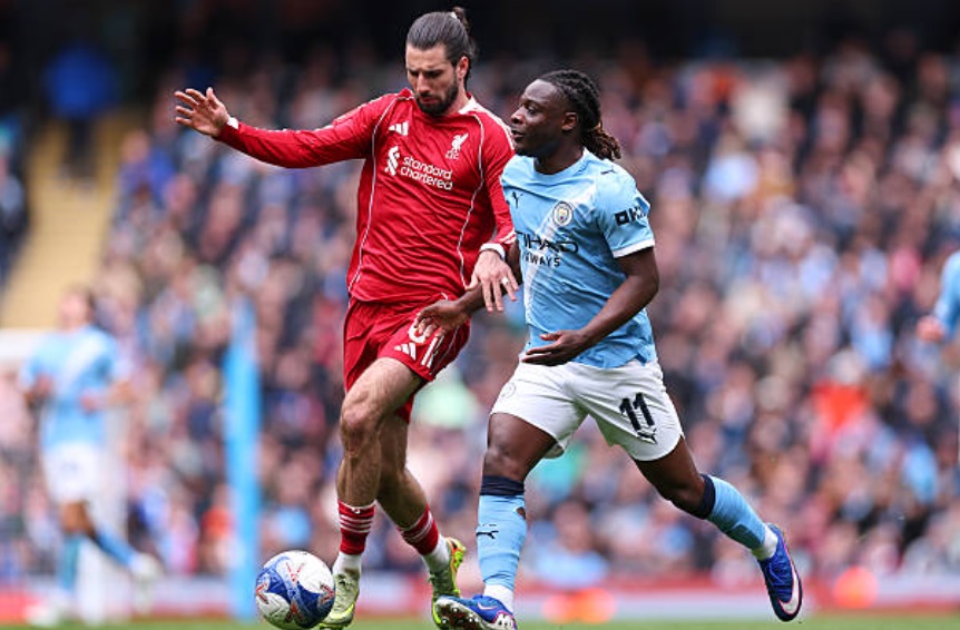 Tiền đạo cánh trái: Jeremy Doku (6/10). Doku là mắt xích mờ nhạt nhất trên hàng công bùng nổ của Man City. Các pha đi bóng sở trường của anh thường xuyên bị bắt bài và hầu hết những đợt tấn công nguy hiểm nhất của đội chủ nhà đều diễn ra ở cánh đối diện.

Tiền vệ tấn công: Rayan Cherki (8/10). Cherki thể hiện sự lắt léo và nhãn quan chiến thuật sắc sảo. Anh là người kiến tạo cho đồng đội ghi bàn và luôn khiến hàng thủ Liverpool phải đặt trong tình trạng báo động đỏ với những pha đột phá mang đậm tính đột biến.

Tiền đạo cánh phải: Antoine Semenyo (8/10). Một trận đấu chói sáng của Semenyo với một bàn thắng tinh tế và một đường kiến tạo dọn cỗ cho Haaland. Anh cho thấy sự hòa nhập tuyệt vời và sự tự tin cao độ trong sơ đồ chiến thuật của Pep Guardiola.

Tiền đạo cắm: Erling Haaland (9/10). Ngôi sao sáng nhất trận đấu với cú hat-trick đẳng cấp. Từ quả penalty quyết đoán đến những pha chọn vị trí thông minh, Haaland đơn giản là không thể ngăn cản, khẳng định vị thế tiền đạo hàng đầu thế giới hiện nay.