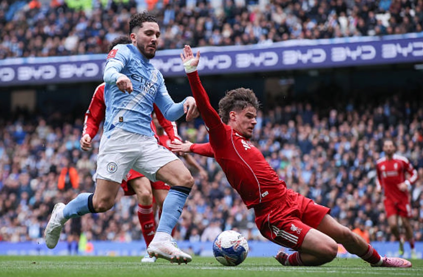 Tiền vệ tấn công: Rayan Cherki (8/10). Cherki thể hiện sự lắt léo và nhãn quan chiến thuật sắc sảo. Anh là người kiến tạo cho đồng đội ghi bàn và luôn khiến hàng thủ Liverpool phải đặt trong tình trạng báo động đỏ với những pha đột phá mang đậm tính đột biến.

Tiền đạo cánh phải: Antoine Semenyo (8/10). Một trận đấu chói sáng của Semenyo với một bàn thắng tinh tế và một đường kiến tạo dọn cỗ cho Haaland. Anh cho thấy sự hòa nhập tuyệt vời và sự tự tin cao độ trong sơ đồ chiến thuật của Pep Guardiola.

Tiền đạo cắm: Erling Haaland (9/10). Ngôi sao sáng nhất trận đấu với cú hat-trick đẳng cấp. Từ quả penalty quyết đoán đến những pha chọn vị trí thông minh, Haaland đơn giản là không thể ngăn cản, khẳng định vị thế tiền đạo hàng đầu thế giới hiện nay.