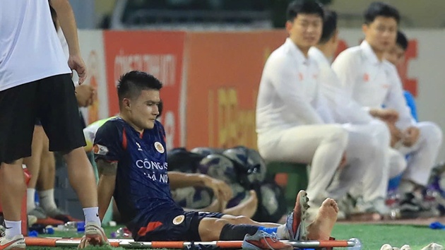 Ảnh bài viết Quang Hải rời sân bằng cáng, vợ lo lắng trên khán đài