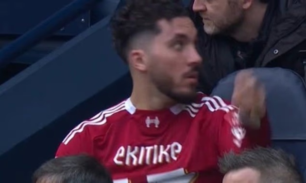 Ảnh bài viết Man City bắt Cherki cởi áo Liverpool ngay trên ghế dự bị