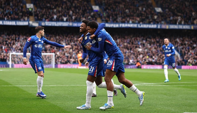 Chelsea v&ugrave;i dập Port Vale.