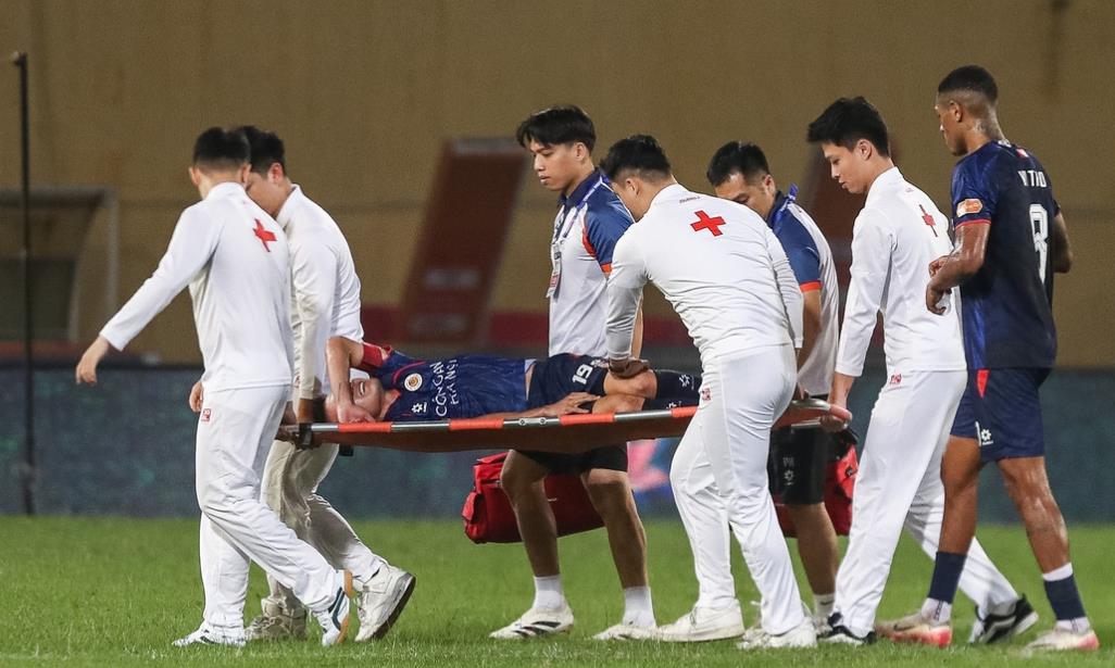 Quang Hải dính chấn thương nặng.