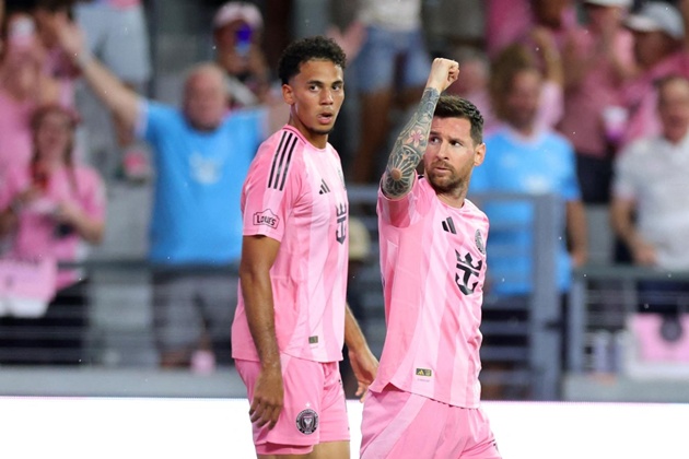 Messi v&agrave; c&aacute;c đồng đội trải qua trận h&ograve;a trước Austin.