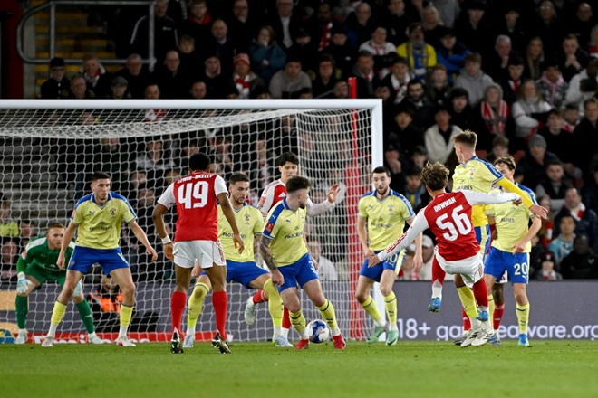 Dowman có những cú sút đi đúng hướng.