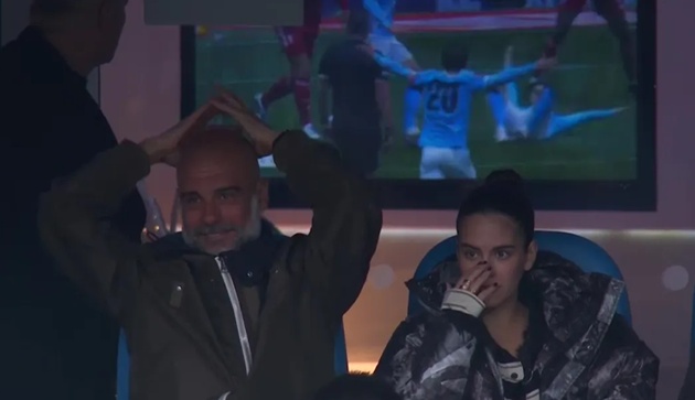Pep Guardiola g&acirc;y ch&uacute; &yacute; b&ecirc;n cạnh con g&aacute;i