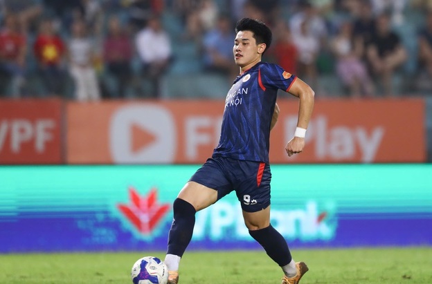 Đ&igrave;nh Bắc t&igrave;m lại niềm cảm hứng tr&ecirc;n đ&ocirc;i ch&acirc;n của m&igrave;nh.