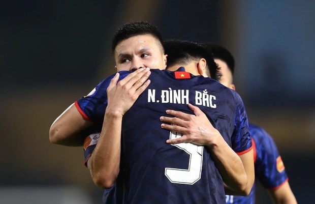 Quang Hải chia sẻ niềm vui c&ugrave;ng người đ&agrave;n em.