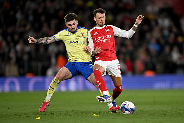 Ben White - 3 điểm: Bất chấp một vài tình huống dâng cao tấn công ấn tượng, hậu vệ này đã phán đoán sai điểm rơi của quả tạt ở cột hai, tạo điều kiện cho Stewart thoải mái dứt điểm tung lưới Kepa để mở tỷ số. Phạm một số lỗi đáng trách khiến đội nhà đánh mất thế trận.