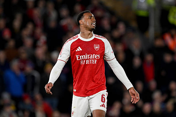 Gabriel - 7 điểm: Sớm có 1 tình huống tắc bóng quyết liệt với Fellows trong vòng cấm, và tiếp tục lăn xả cản phá một cú sút khác chỉ vài phút sau đó. Phải rời sân trong hiệp 2, và anh dường như đã gặp vấn đề ở đầu gối trái.