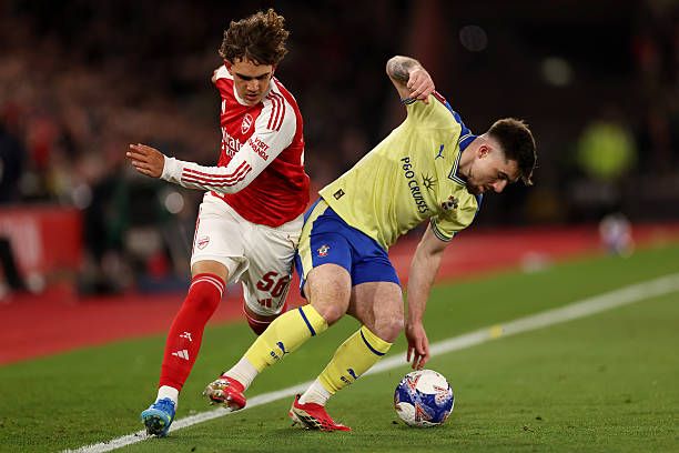 Max Dowman - 7 điểm: Có những pha đi bóng xộc thẳng vào hàng thủ đối phương như thường lệ, tung ra một cú sút thăm dò sớm nhưng cần độ chuẩn xác cao hơn. Sau khi Odegaard rời sân, Dowman bó vào đá ở vị trí trung tâm. Suýt chút nữa anh đã lập siêu phẩm với một pha cứa lòng ấn tượng, buộc thủ thành Peretz phải trổ tài cứu thua.