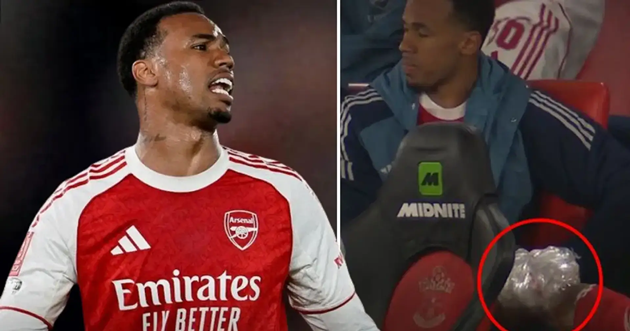 Ảnh bài viết Hình ảnh Gabriel bó gối khiến CĐV Arsenal nín thở