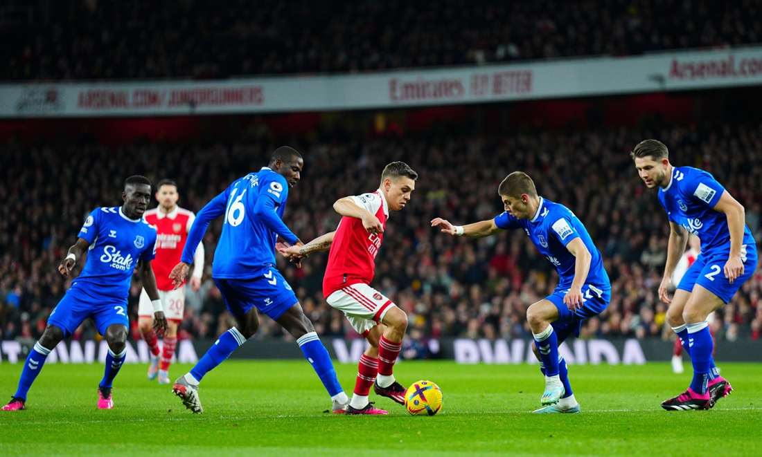 Leandro Trossard đ&ocirc;i khi cũng được bố tr&iacute; chơi ở vị tr&iacute; số 9 ảo tại Arsenal.