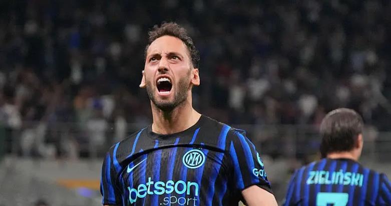 Hakan Calhanoglu luôn biết cách tỏa sáng với các siêu phẩm.