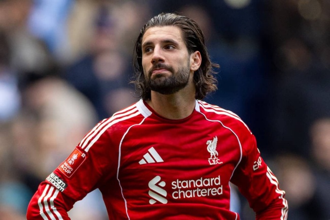 Tiền vệ người Hungary g&acirc;y tranh c&atilde;i khi phản ứng với CĐV nh&agrave;.