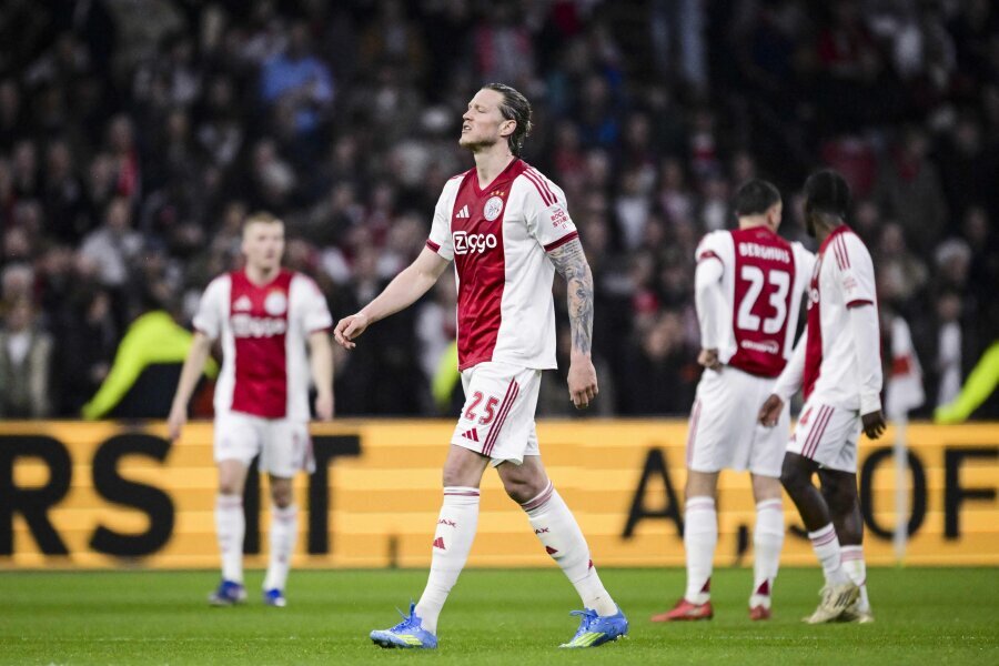 Bàn thắng của Weghorst không cứu nổi Ajax.
