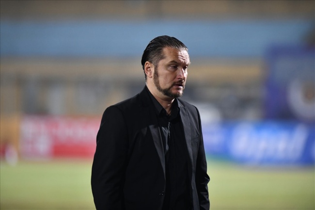 HLV Velizar Popov ph&agrave;n n&agrave;n về trọng t&agrave;i.