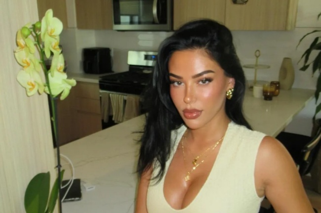 Ảnh bài viết Bạn gái Bellingham gây sốt với bộ ảnh bikini rực rỡ