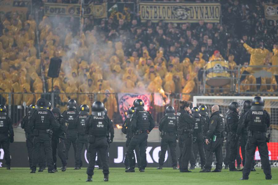 Ảnh bài viết Ultras đốt cờ và ném pháo sáng làm loạn Bundesliga 2