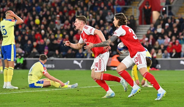 Arsenal vẫn có những điểm tựa để mơ về chiếc cúp Ngoại hạng Anh.