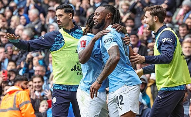 Manchester City hủy diệt Liverpool bằng một hàng công mới mẻ.