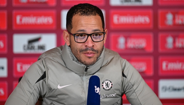 Rosenior nỗ lực cứu vớt mùa giải của Chelsea.