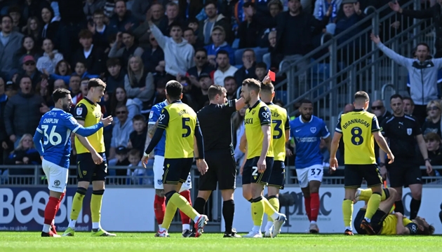 Ảnh bài viết Cổ động viên Portsmouth ném chai lọ vào trọng tài vì thẻ đỏ