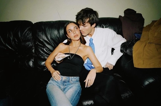 Cruz và bạn gái hơn nhiều tuổi.