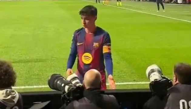 Khoảnh khắc h&agrave;i hước của Pedri.