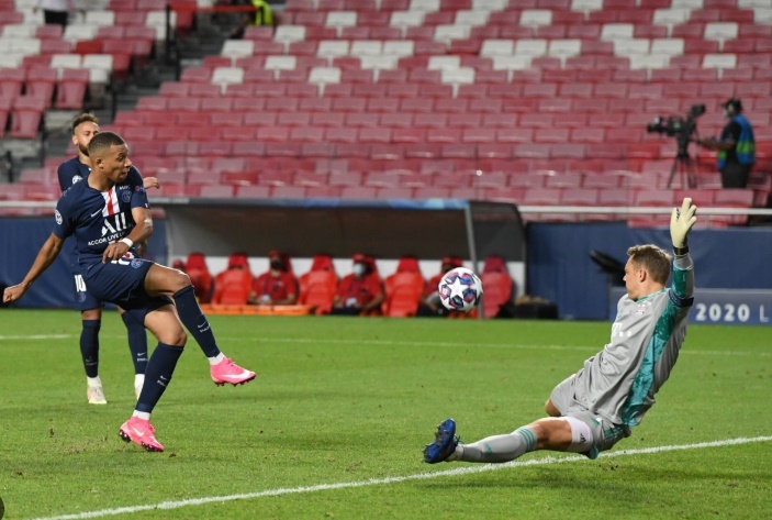 Mbappe cũng đ&atilde; từng g&acirc;y kh&oacute; dễ cho Neuer khi c&ograve;n chơi cho PSG.