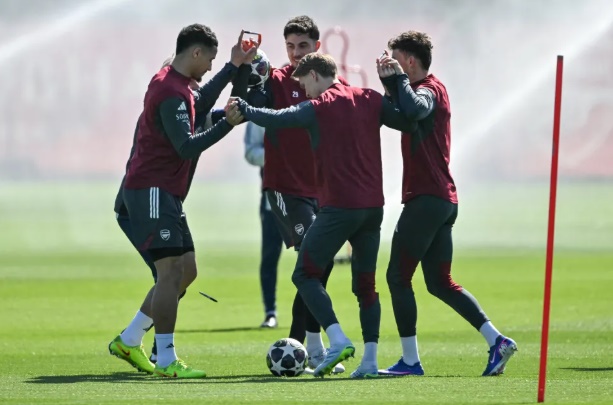 Arsenal g&acirc;y ch&uacute; &yacute; với b&agrave;i tập c&ugrave;ng b&uacute;t.