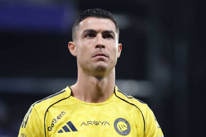 Ronaldo c&aacute;ch cột mốc 1000 b&agrave;n đ&uacute;ng 33 lần x&eacute; lưới đối phương.