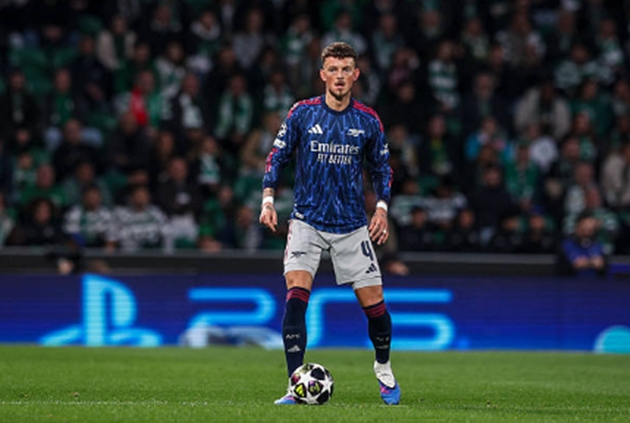 Hậu vệ phải: Ben White - 7.7 điểm D&ugrave; phải đối mặt với kh&ocirc;ng &iacute;t ho&agrave;i nghi về phong độ gần đ&acirc;y, Ben White đ&atilde; c&oacute; một ng&agrave;y thi đấu v&ocirc; c&ugrave;ng hiệu quả. Anh duy tr&igrave; sự kỷ luật tối đa b&ecirc;n h&agrave;nh lang c&aacute;nh phải, tham gia hỗ trợ bọc l&oacute;t tốt cho c&aacute;c trung vệ v&agrave; l&agrave; người sở hữu điểm số cao nhất trong bộ tứ ph&ograve;ng ngự của Arsenal theo thống k&ecirc; trận đấu.