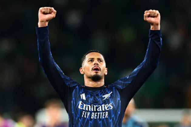 Trung vệ: William Saliba - 7.4 điểm Trung vệ người Ph&aacute;p thể hiện sự điềm tĩnh thường thấy trong c&aacute;c pha tranh chấp tay đ&ocirc;i. D&ugrave; đ&ocirc;i l&uacute;c gặp kh&oacute; khăn trong việc triển khai b&oacute;ng từ tuyến dưới trước lối chơi &aacute;p s&aacute;t của Sporting Lisbon, Saliba vẫn đảm bảo sự an to&agrave;n tuyệt đối cho khu vực trung lộ v&agrave; kh&ocirc;ng để c&aacute;c ch&acirc;n s&uacute;t đối phương c&oacute; qu&aacute; nhiều khoảng trống.