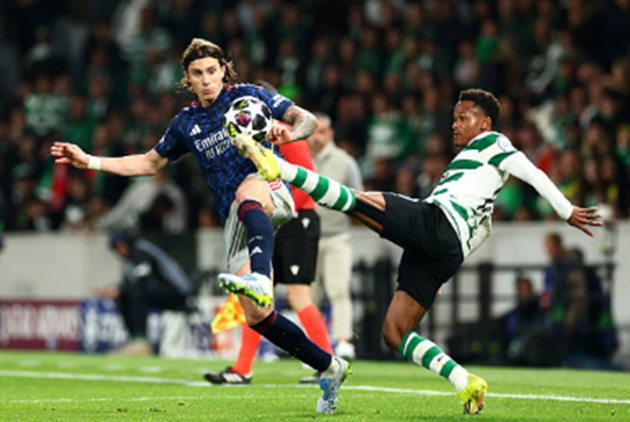 Hậu vệ tr&aacute;i: Riccardo Calafiori - 7.4 điểm Đ&acirc;y l&agrave; một đ&ecirc;m l&agrave;m việc vất vả đối với cầu thủ người Italia khi anh li&ecirc;n tục phải đối đầu với những cầu thủ chạy c&aacute;nh đầy tốc độ như Francisco Trincao v&agrave; Geny Catamo. D&ugrave; c&oacute; những thời điểm bị đối phương vượt qua, Calafiori vẫn nỗ lực b&aacute;m đuổi v&agrave; ho&agrave;n th&agrave;nh nhiệm vụ giữ sạch lưới cho đội nh&agrave;.