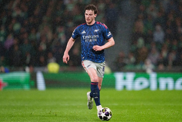 Tiền vệ trung t&acirc;m: Declan Rice - 7.4 điểm Tiền vệ người Anh đ&oacute;ng vai tr&ograve; cực kỳ quan trọng trong việc giữ nhịp v&agrave; đ&aacute;nh chặn từ xa. Rice c&oacute; mặt ở hầu hết c&aacute;c điểm n&oacute;ng tr&ecirc;n s&acirc;n, thực hiện nhiều pha thu hồi b&oacute;ng quan trọng gi&uacute;p Arsenal ngăn chặn c&aacute;c đợt phản c&ocirc;ng nhanh của đối thủ.