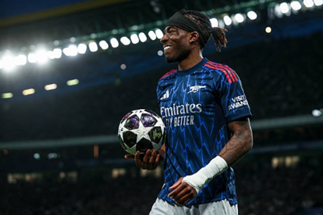 Tiền đạo c&aacute;nh phải: Noni Madueke - 6.7 điểm Được trao cơ hội đ&aacute; ch&iacute;nh thay cho Bukayo Saka bị chấn thương, Madueke thi đấu đầy nỗ lực với nhiều t&igrave;nh huống đi b&oacute;ng lắt l&eacute;o. D&ugrave; vậy, hiệu quả cuối c&ugrave;ng trong c&aacute;c pha tạt b&oacute;ng hay dứt điểm của anh vẫn chưa thực sự sắc sảo để tạo n&ecirc;n kh&aacute;c biệt r&otilde; rệt.