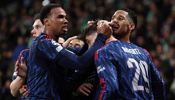 Arsenal gi&uacute;p Ngoại hạng Anh chắc 5 suất dự Champions League m&ugrave;a sau.