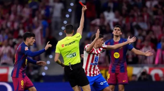 Ảnh bài viết Ban trọng tài xác nhận Barca thoát thẻ đỏ trước Atletico