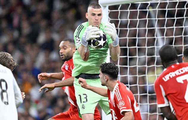 Thủ m&ocirc;n: Andriy Lunin - 6.7 điểm Thủ th&agrave;nh người Ukraine đ&atilde; c&oacute; một ng&agrave;y thi đấu đầy nỗ lực d&ugrave; phải v&agrave;o lưới nhặt b&oacute;ng hai lần. Lunin kh&ocirc;ng c&oacute; nhiều cơ hội để cản ph&aacute; trong cả hai b&agrave;n thua khi c&aacute;c ch&acirc;n s&uacute;t đối phương dứt điểm ở tư thế qu&aacute; thuận lợi. Tuy nhi&ecirc;n, anh đ&atilde; thực hiện được một v&agrave;i pha cứu thua quan trọng gi&uacute;p Real Madrid kh&ocirc;ng phải nhận th&ecirc;m b&agrave;n thua sớm, đồng thời thể hiện khả năng ra v&agrave;o kh&aacute; hợp l&yacute; trong c&aacute;c t&igrave;nh huống b&oacute;ng bổng.
