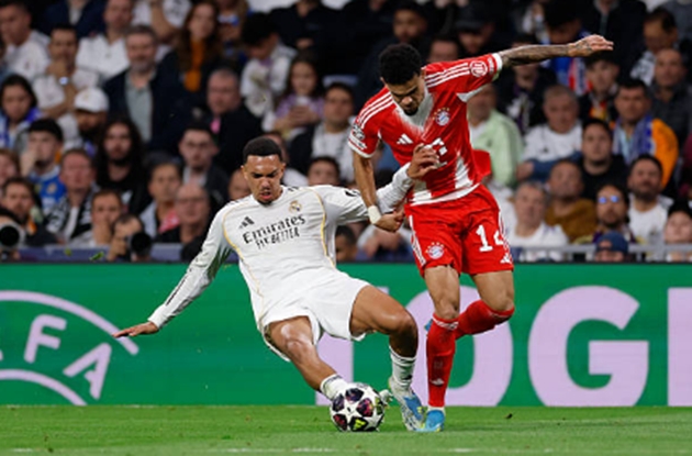 Hậu vệ phải: Trent Alexander-Arnold - 6.8 điểm Một m&agrave;n tr&igrave;nh diễn mang đ&uacute;ng thương hiệu của hậu vệ người Anh. Alexander-Arnold đ&atilde; mắc sai lầm vị tr&iacute; khi để Luis Diaz lẻn xuống ghi b&agrave;n mở tỷ số cho Bayern. Tuy nhi&ecirc;n, anh đ&atilde; lập c&ocirc;ng chuộc tội bằng một quả tạt b&oacute;ng ở g&oacute;c hẹp cực kỳ đẳng cấp, tạo điều kiện cho Mbappe r&uacute;t ngắn tỷ số. Khả năng hỗ trợ tấn c&ocirc;ng của anh vẫn l&agrave; vũ kh&iacute; lợi hại nhất của Madrid, d&ugrave; kh&acirc;u ph&ograve;ng ngự vẫn c&ograve;n nhiều vết gợn.