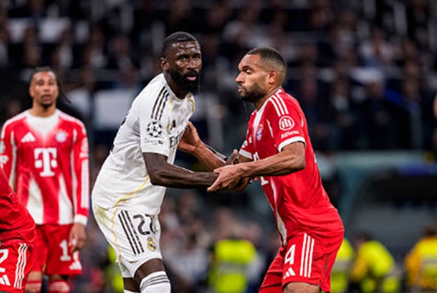 Trung vệ: Antonio Rudiger - 5.9 điểm Đ&acirc;y kh&ocirc;ng phải l&agrave; một đ&ecirc;m thi đấu thực sự tốt của trung vệ người Đức. Khi Harry Kane chủ động l&ugrave;i s&acirc;u để k&eacute;o d&atilde;n đội h&igrave;nh, Rudiger tỏ ra l&uacute;ng t&uacute;ng trong việc quyết định b&aacute;m đuổi hay giữ vị tr&iacute;. D&ugrave; giữ b&oacute;ng kh&aacute; chắc chắn v&agrave; điều phối b&oacute;ng tốt từ tuyến dưới, nhưng sự thiếu quyết liệt trong c&aacute;c t&igrave;nh huống &aacute;p s&aacute;t đ&atilde; khiến h&agrave;ng thủ đội chủ nh&agrave; gặp nhiều &aacute;p lực.