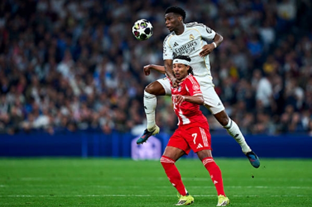 Tiền vệ trung t&acirc;m: Aurelien Tchouameni - 6.0 điểm Tchouameni đ&atilde; c&oacute; một trận đấu vất vả khi phải gồng g&aacute;nh qu&aacute; nhiều nhiệm vụ ph&ograve;ng ngự trong một hệ thống chơi qu&aacute; mở. Việc phải nhận một thẻ v&agrave;ng khiến anh sẽ bị treo gi&ograve; trong trận lượt về, đ&acirc;y l&agrave; một tổn thất cực lớn cho Real Madrid. Nh&igrave;n chung, tiền vệ người Ph&aacute;p đ&atilde; kh&ocirc;ng thể ngăn chặn được c&aacute;c đợt lu&acirc;n chuyển b&oacute;ng mượt m&agrave; của đối thủ.