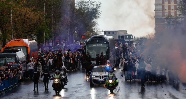Khung cảnhb&ecirc;n ngo&agrave;i SVĐ Bernabeu.