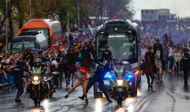 Người đ&agrave;n &ocirc;ng khỏa th&acirc;n bất ngờ xuất hiện.